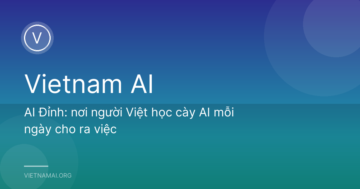 Chủ shop online cùng hai nhân viên bàn ý tưởng quanh bàn có laptop