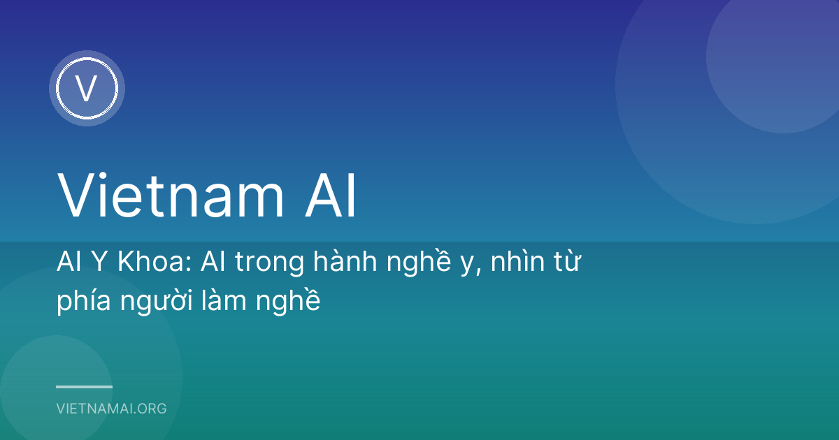 Hai bác sĩ trao đổi trước hộp đèn đọc phim ở hành lang bệnh viện tỉnh