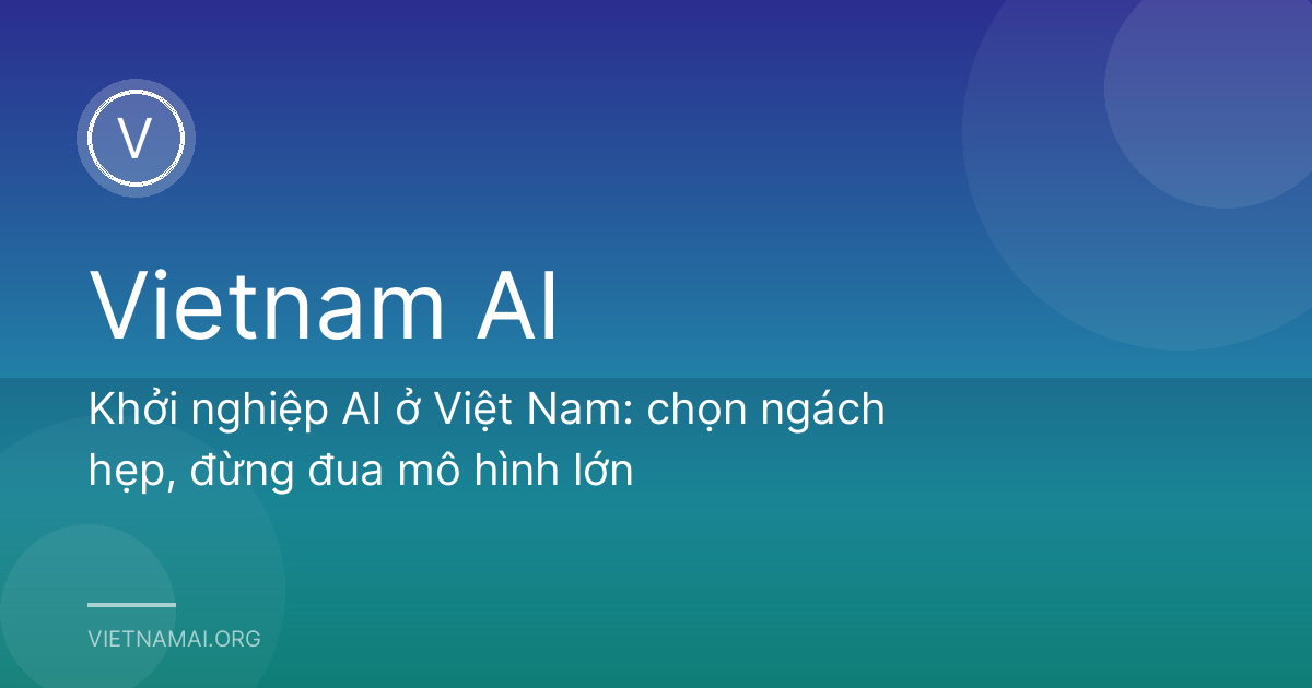 Ba bạn trẻ khởi nghiệp bàn ý tưởng bên bàn gỗ ở không gian làm việc chung