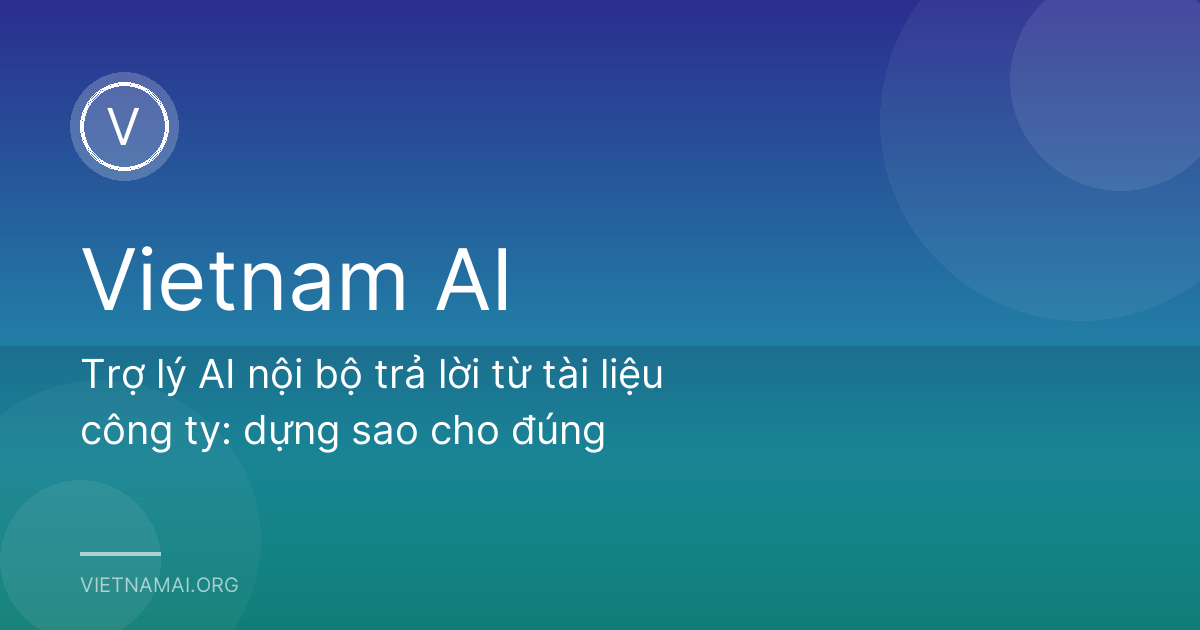 Trưởng nhóm hướng dẫn nhân viên mới bên máy tính bảng trong văn phòng xưởng may