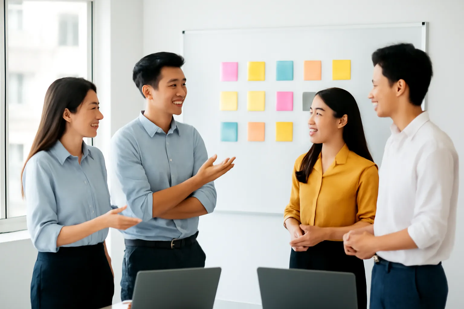 Nhóm trẻ thảo luận trước bảng trắng với giấy nhớ màu trong văn phòng Hà Nội